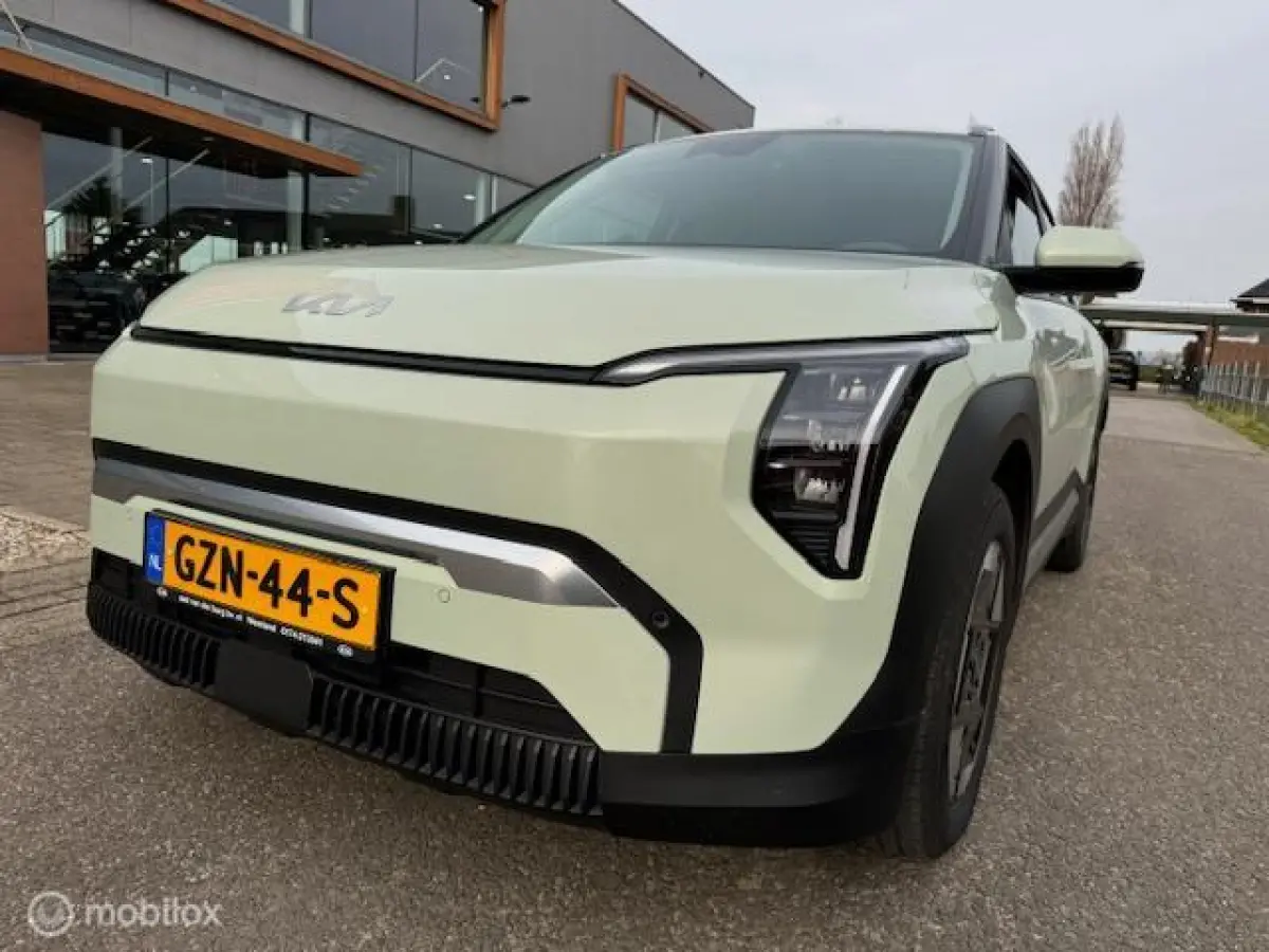 Plus Nieuwprijs € 39.950,- nu € 4.000,- Demo korting , € 29.700 ex btw , Volledig electrisch rijden , mooie luxe uitvoering 7 jaar fabrieks garantie