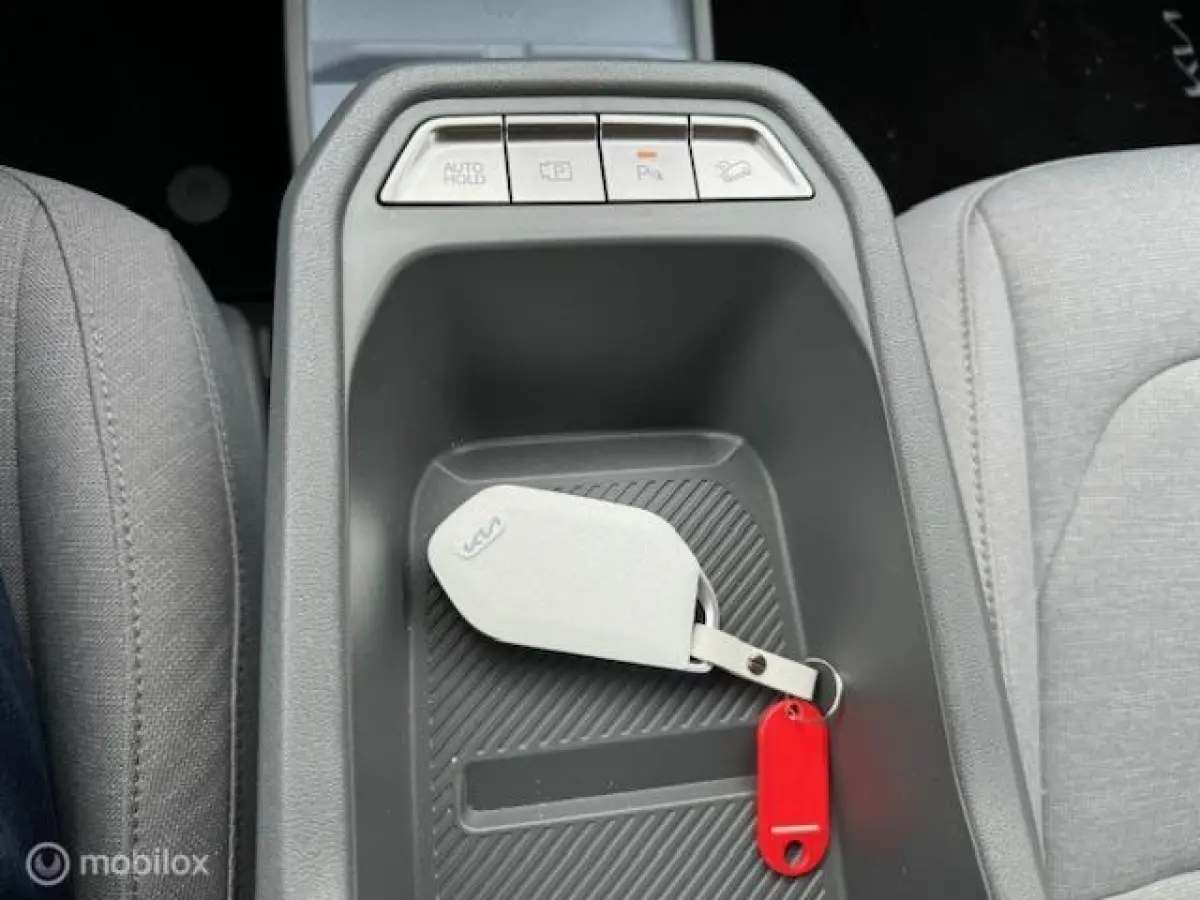 Plus Nieuwprijs € 39.950,- nu € 4.000,- Demo korting , € 29.700 ex btw , Volledig electrisch rijden , mooie luxe uitvoering 7 jaar fabrieks garantie