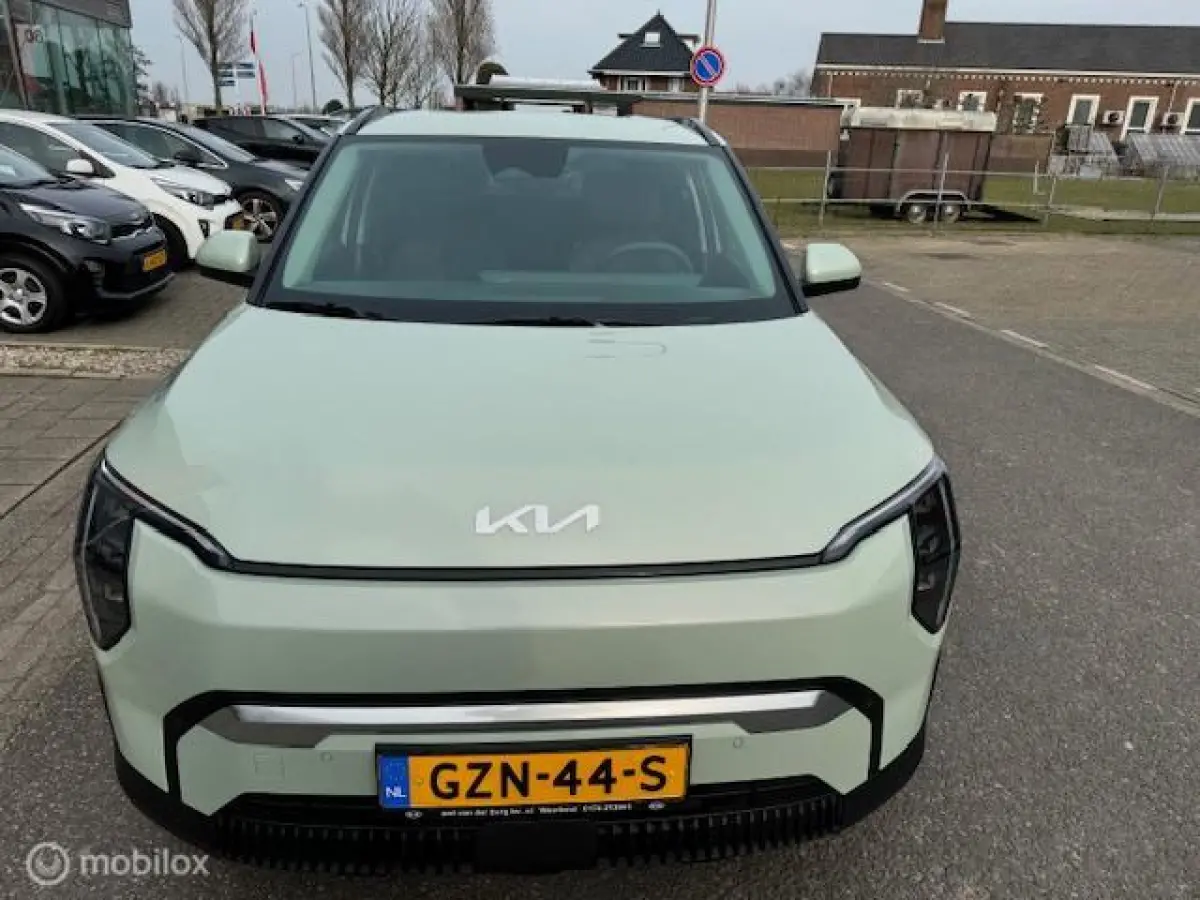 Plus Nieuwprijs € 39.950,- nu € 4.000,- Demo korting , € 29.700 ex btw , Volledig electrisch rijden , mooie luxe uitvoering 7 jaar fabrieks garantie