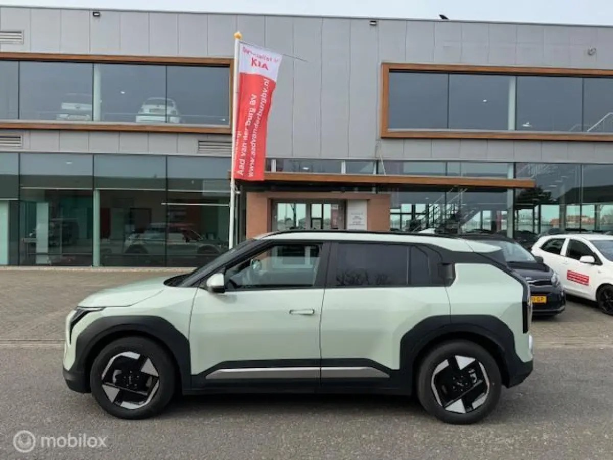 Plus Nieuwprijs € 39.950,- nu € 4.000,- Demo korting , € 29.700 ex btw , Volledig electrisch rijden , mooie luxe uitvoering 7 jaar fabrieks garantie