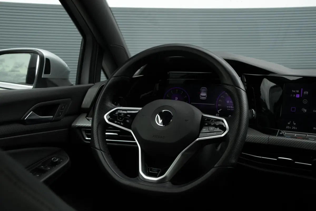 1.5 eTSI R-Line | Pano | DAB | HUD | Camera