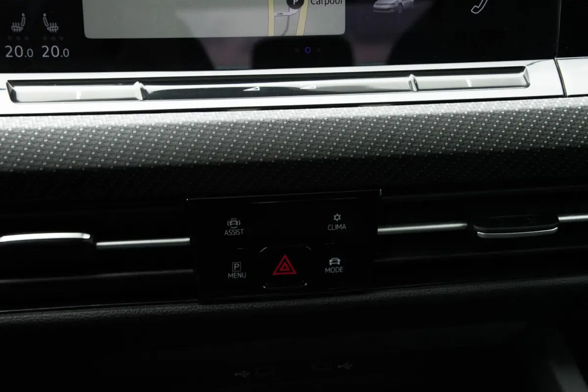 1.5 eTSI R-Line | Pano | DAB | HUD | Camera