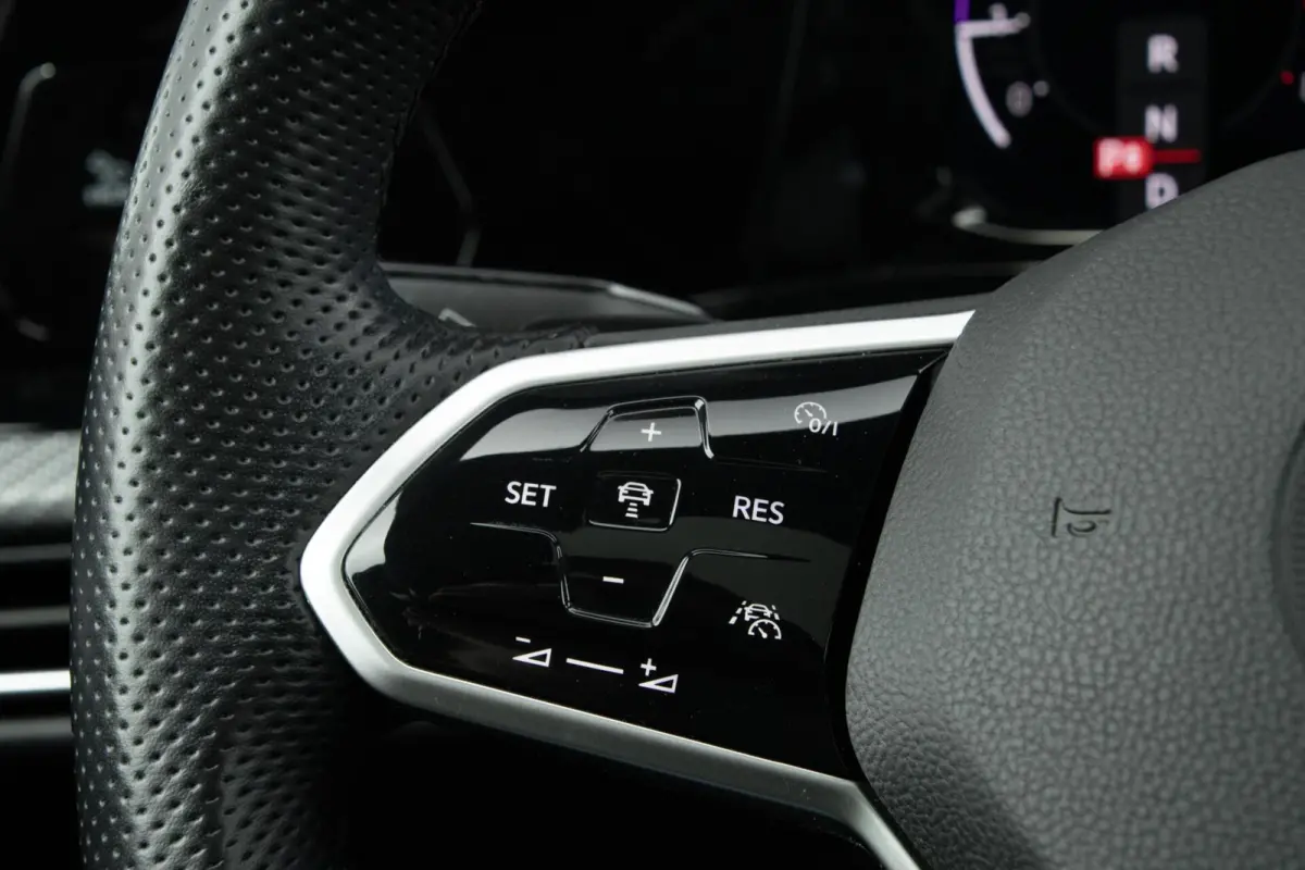 1.5 eTSI R-Line | Pano | DAB | HUD | Camera