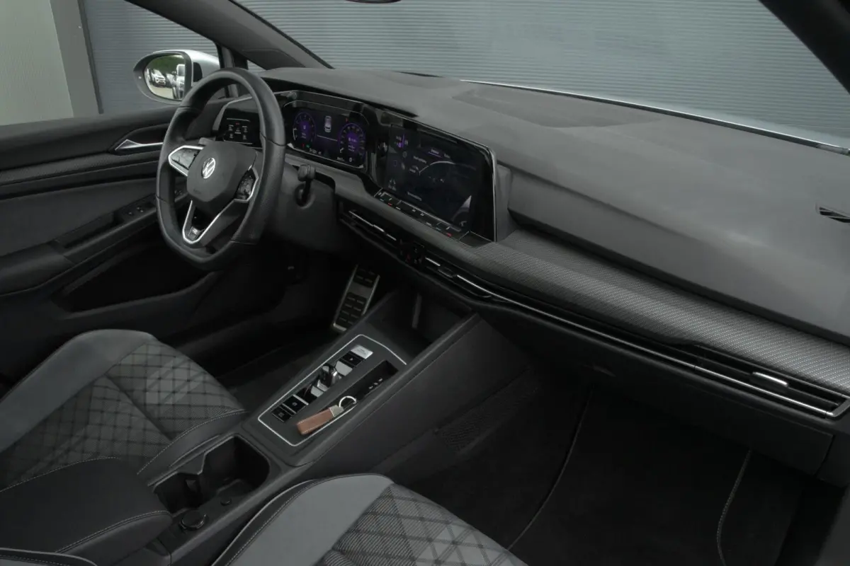 1.5 eTSI R-Line | Pano | DAB | HUD | Camera