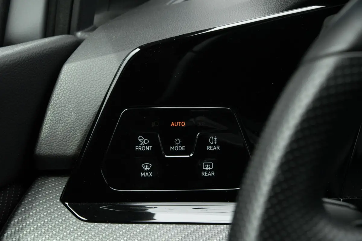 1.5 eTSI R-Line | Pano | DAB | HUD | Camera
