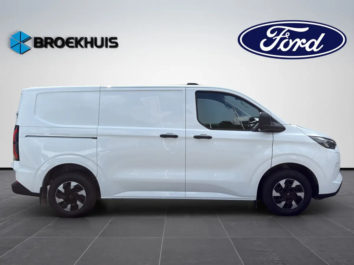 Transit E-Custom Trend 136pk L1 RWD | Nieuw | Ford Protect 2 + 3 garantie | 2.300 kg Trekgewicht | Elektrisch |