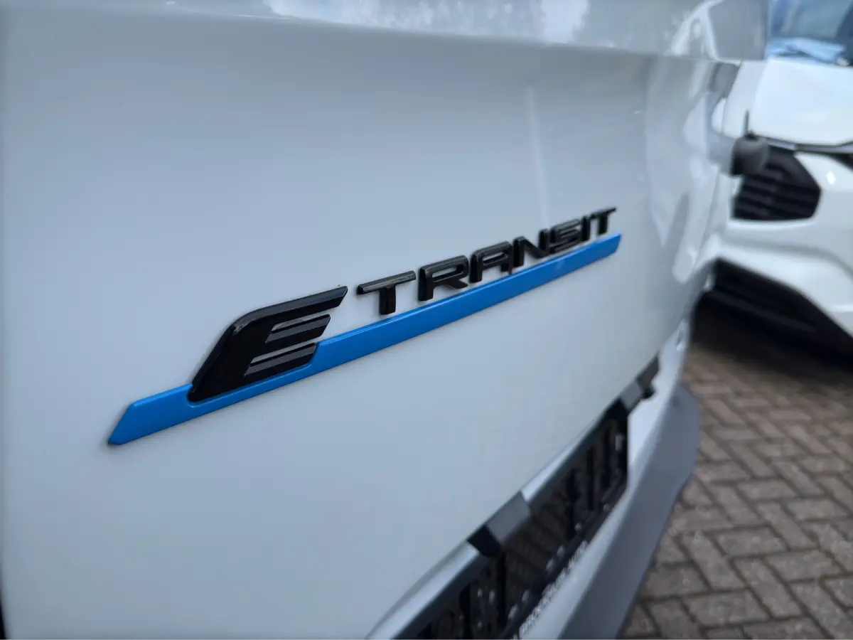Transit E-Custom Trend 136pk L1 RWD | Nieuw | Ford Protect 2 + 3 garantie | 2.300 kg Trekgewicht | Elektrisch |