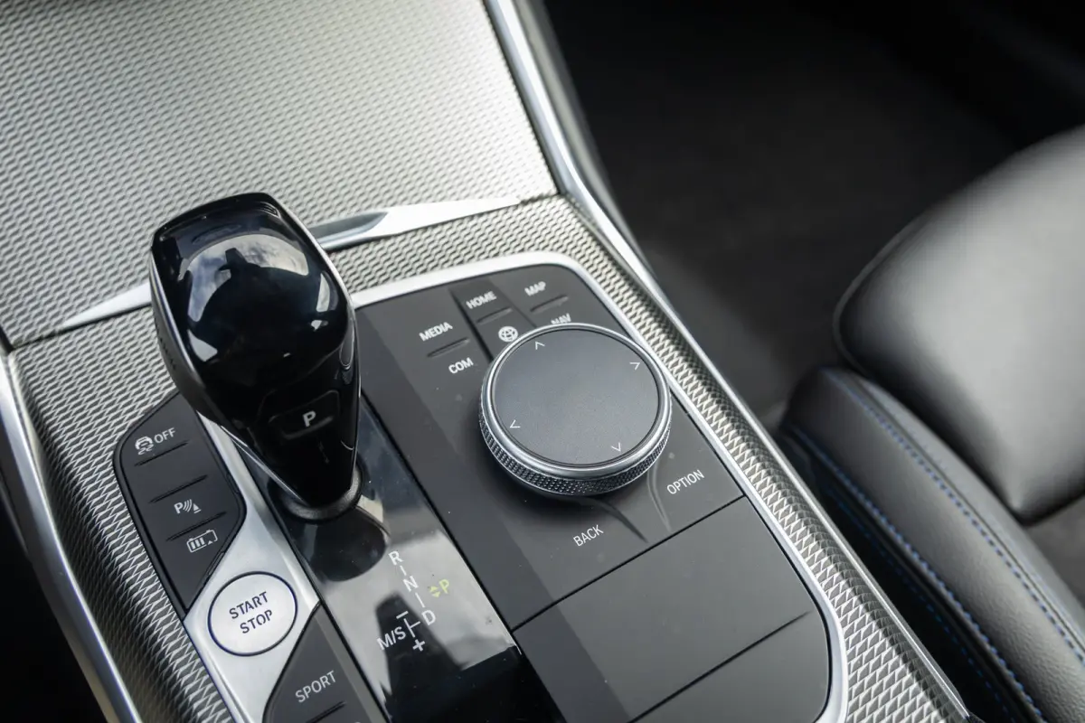 330e Business Edition Plus | M-pakket | Cruise adaptief | Laser LED | Stoel+stuur verwarming | Camera | Winterset | Elektrisch bedienbare achterklep | Apple Carplay/Android Auto | Achteruitr