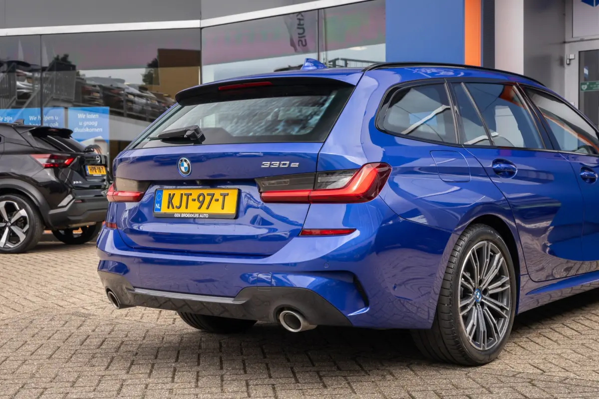 330e Business Edition Plus | M-pakket | Cruise adaptief | Laser LED | Stoel+stuur verwarming | Camera | Winterset | Elektrisch bedienbare achterklep | Apple Carplay/Android Auto | Achteruitr