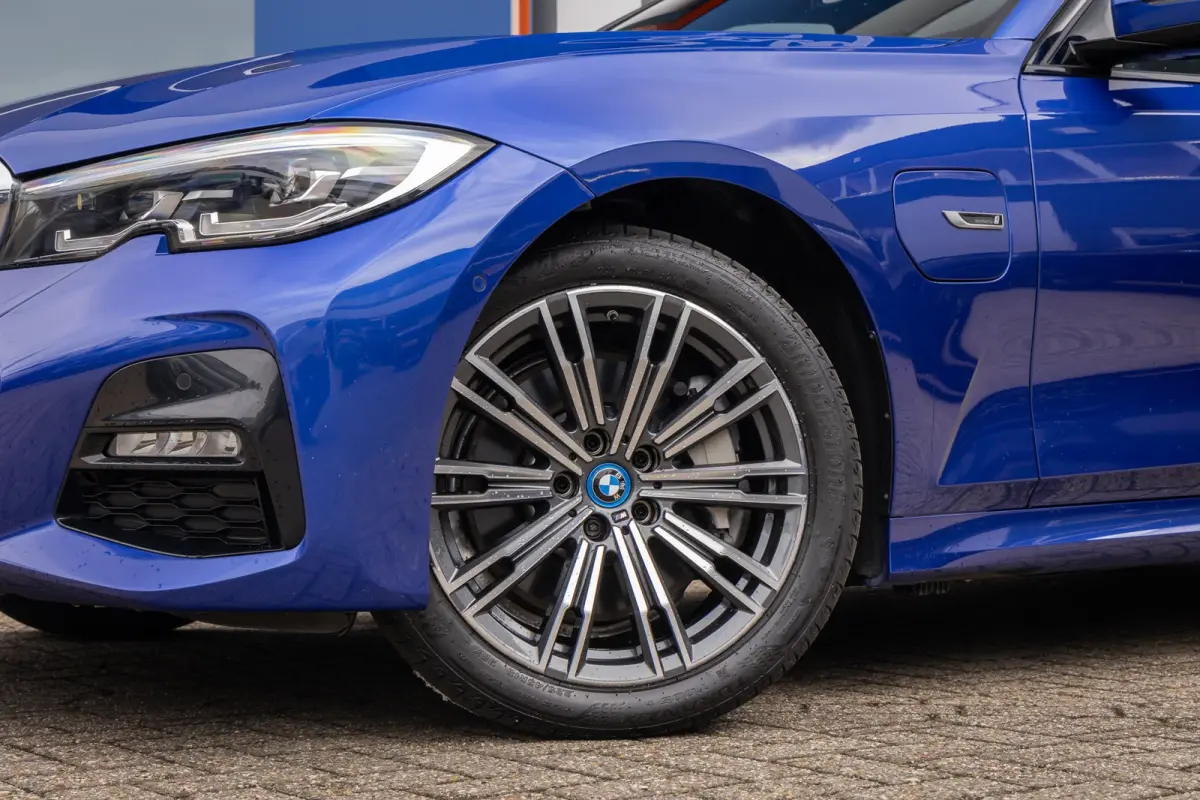 330e Business Edition Plus | M-pakket | Cruise adaptief | Laser LED | Stoel+stuur verwarming | Camera | Winterset | Elektrisch bedienbare achterklep | Apple Carplay/Android Auto | Achteruitr