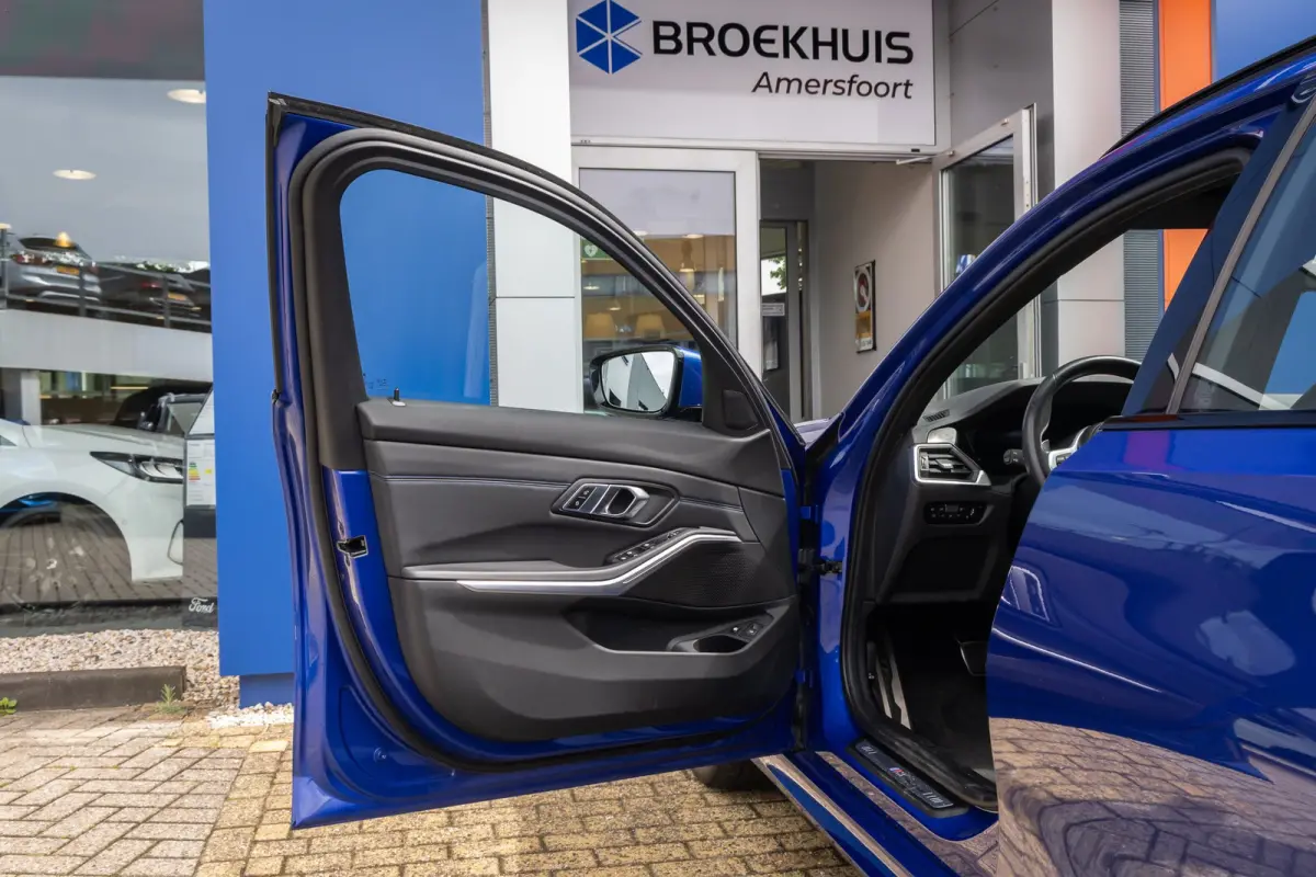 330e Business Edition Plus | M-pakket | Cruise adaptief | Laser LED | Stoel+stuur verwarming | Camera | Winterset | Elektrisch bedienbare achterklep | Apple Carplay/Android Auto | Achteruitr