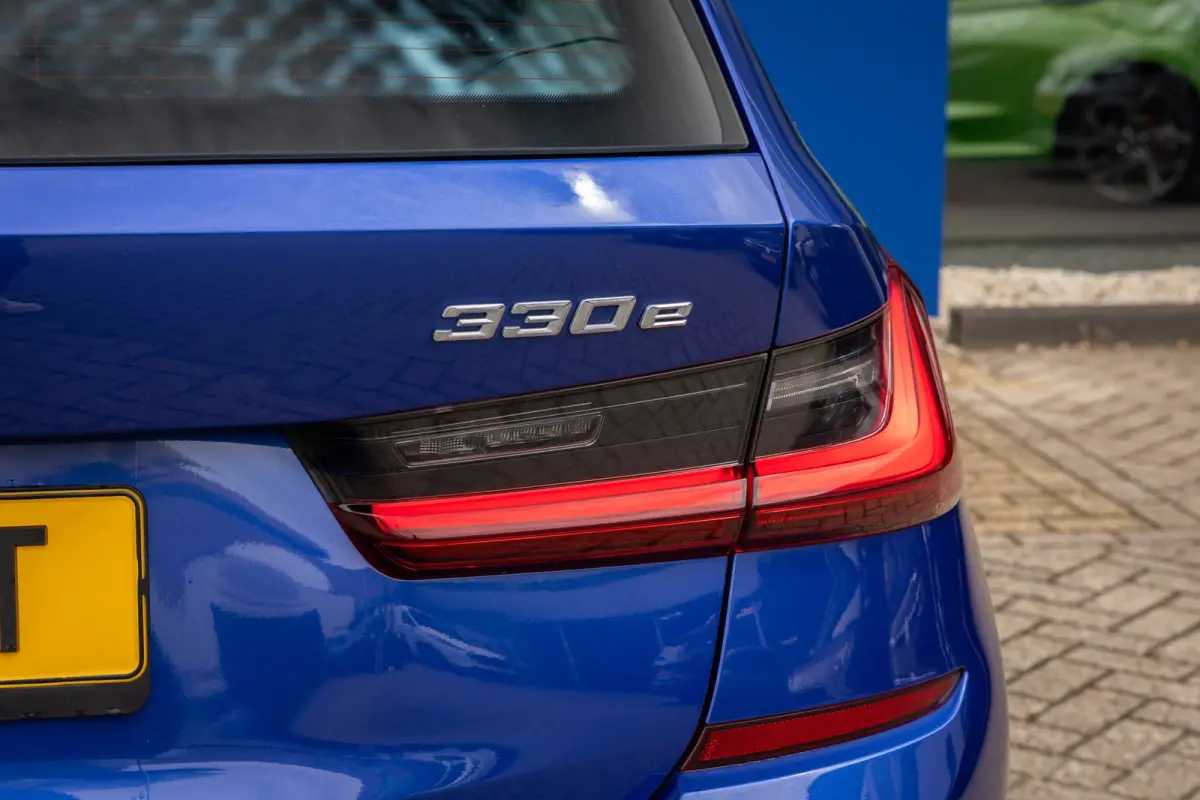 330e Business Edition Plus | M-pakket | Cruise adaptief | Laser LED | Stoel+stuur verwarming | Camera | Winterset | Elektrisch bedienbare achterklep | Apple Carplay/Android Auto | Achteruitr
