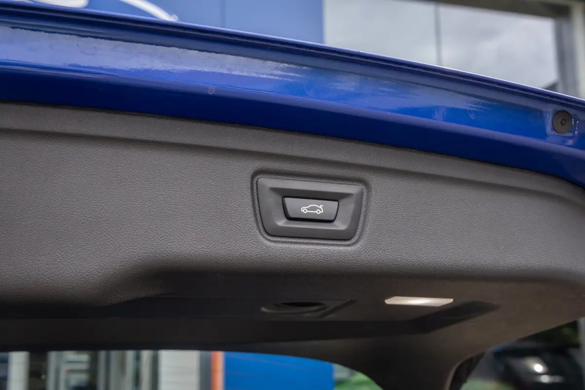 330e Business Edition Plus | M-pakket | Cruise adaptief | Laser LED | Stoel+stuur verwarming | Camera | Winterset | Elektrisch bedienbare achterklep | Apple Carplay/Android Auto | Achteruitr