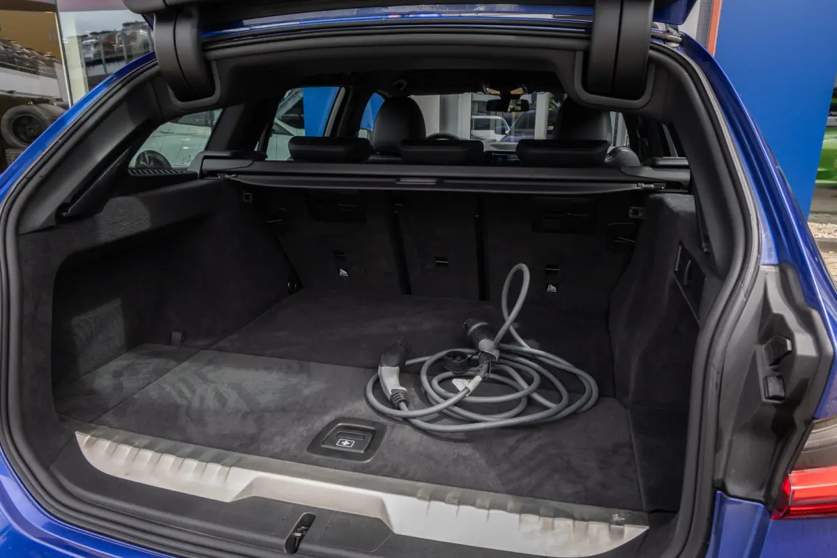 330e Business Edition Plus | M-pakket | Cruise adaptief | Laser LED | Stoel+stuur verwarming | Camera | Winterset | Elektrisch bedienbare achterklep | Apple Carplay/Android Auto | Achteruitr
