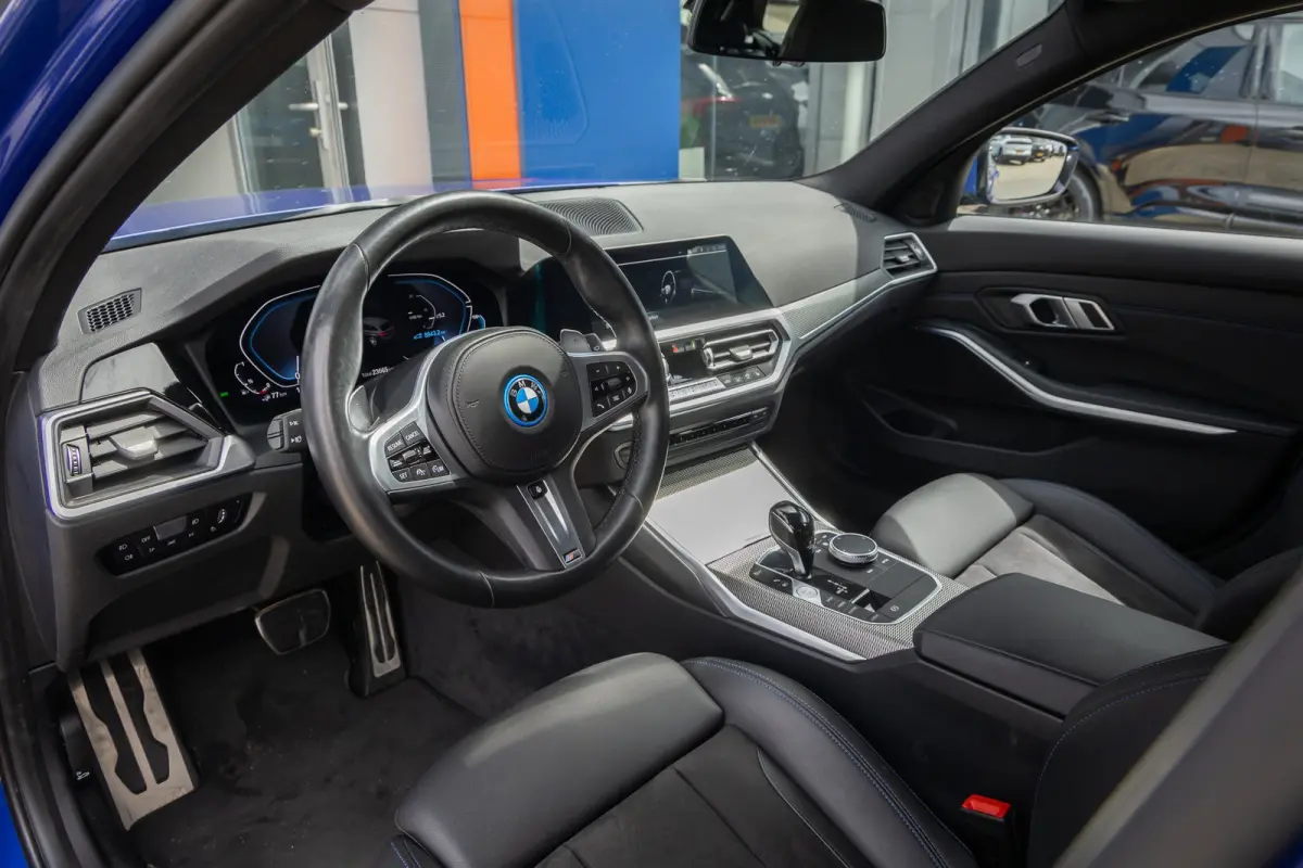 330e Business Edition Plus | M-pakket | Cruise adaptief | Laser LED | Stoel+stuur verwarming | Camera | Winterset | Elektrisch bedienbare achterklep | Apple Carplay/Android Auto | Achteruitr