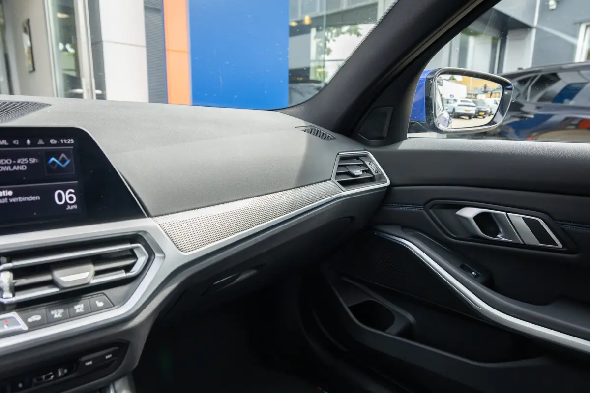 330e Business Edition Plus | M-pakket | Cruise adaptief | Laser LED | Stoel+stuur verwarming | Camera | Winterset | Elektrisch bedienbare achterklep | Apple Carplay/Android Auto | Achteruitr