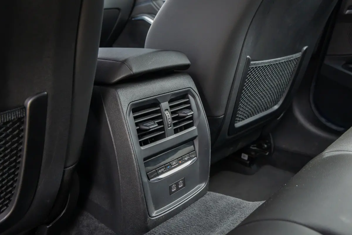 330e Business Edition Plus | M-pakket | Cruise adaptief | Laser LED | Stoel+stuur verwarming | Camera | Winterset | Elektrisch bedienbare achterklep | Apple Carplay/Android Auto | Achteruitr