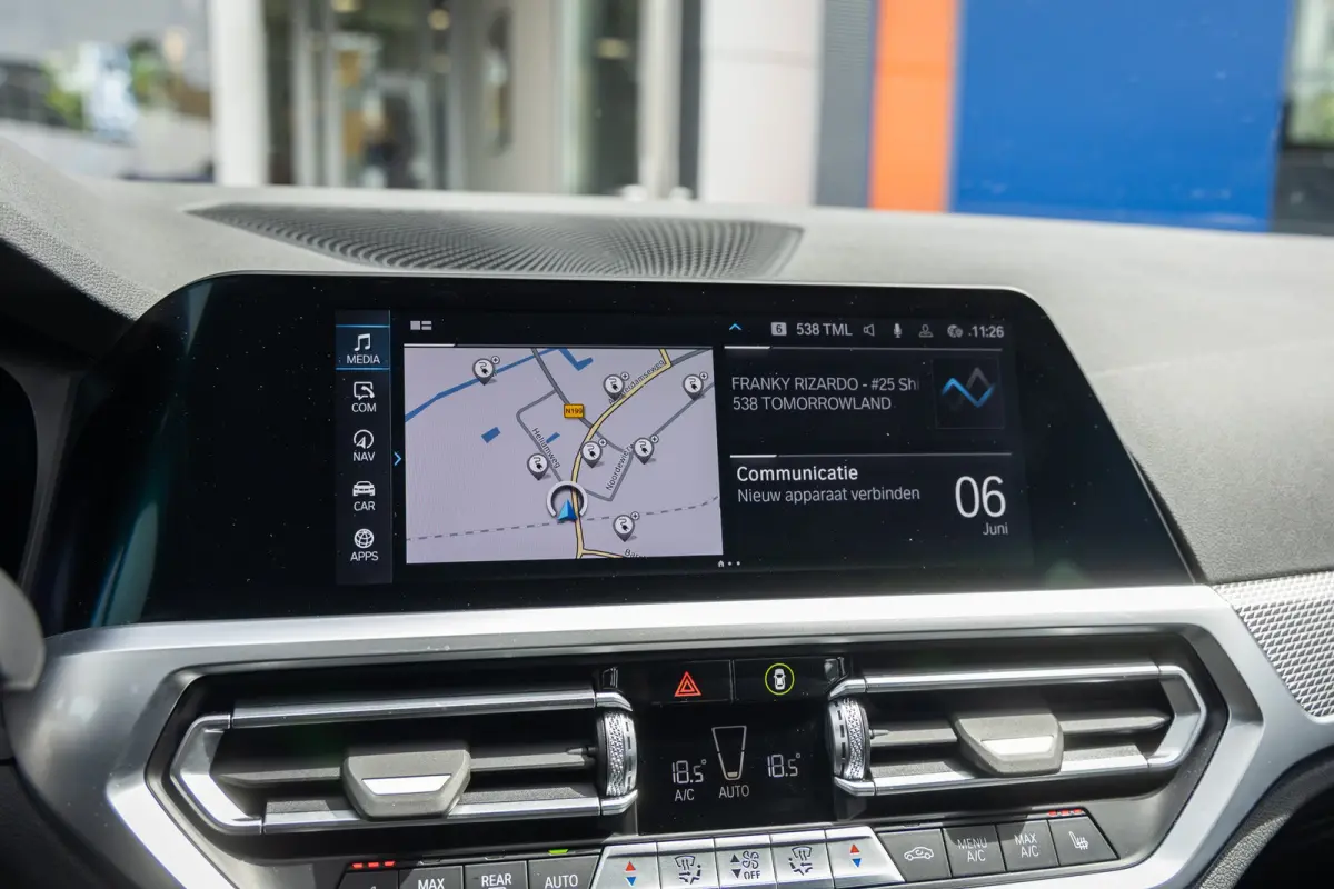 330e Business Edition Plus | M-pakket | Cruise adaptief | Laser LED | Stoel+stuur verwarming | Camera | Winterset | Elektrisch bedienbare achterklep | Apple Carplay/Android Auto | Achteruitr