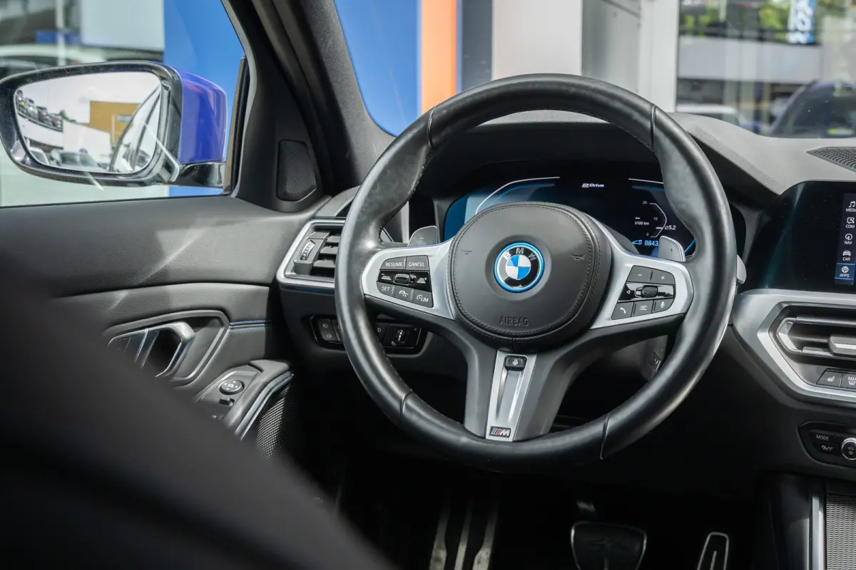 330e Business Edition Plus | M-pakket | Cruise adaptief | Laser LED | Stoel+stuur verwarming | Camera | Winterset | Elektrisch bedienbare achterklep | Apple Carplay/Android Auto | Achteruitr