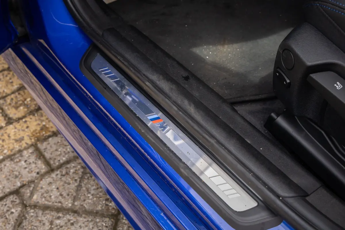 330e Business Edition Plus | M-pakket | Cruise adaptief | Laser LED | Stoel+stuur verwarming | Camera | Winterset | Elektrisch bedienbare achterklep | Apple Carplay/Android Auto | Achteruitr