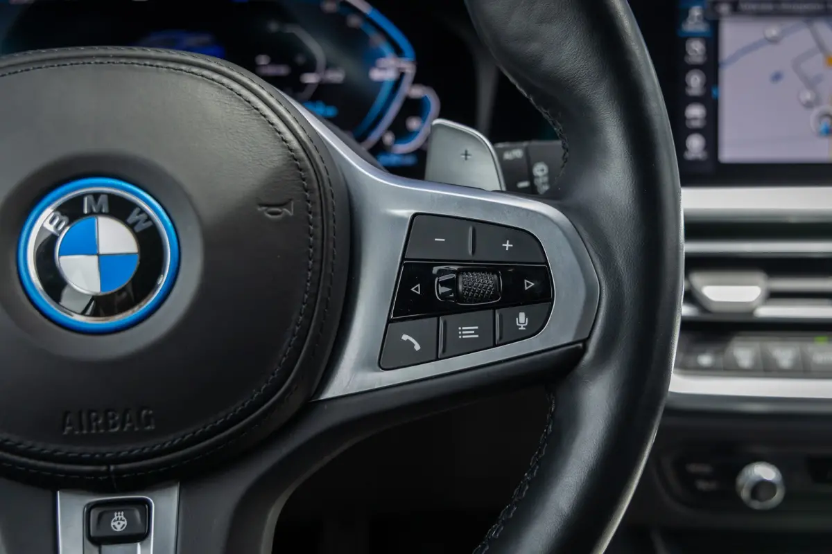 330e Business Edition Plus | M-pakket | Cruise adaptief | Laser LED | Stoel+stuur verwarming | Camera | Winterset | Elektrisch bedienbare achterklep | Apple Carplay/Android Auto | Achteruitr