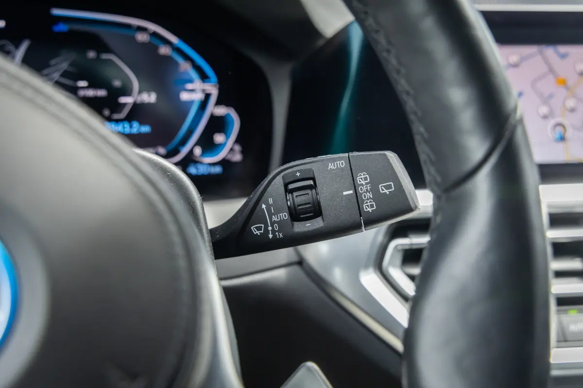 330e Business Edition Plus | M-pakket | Cruise adaptief | Laser LED | Stoel+stuur verwarming | Camera | Winterset | Elektrisch bedienbare achterklep | Apple Carplay/Android Auto | Achteruitr