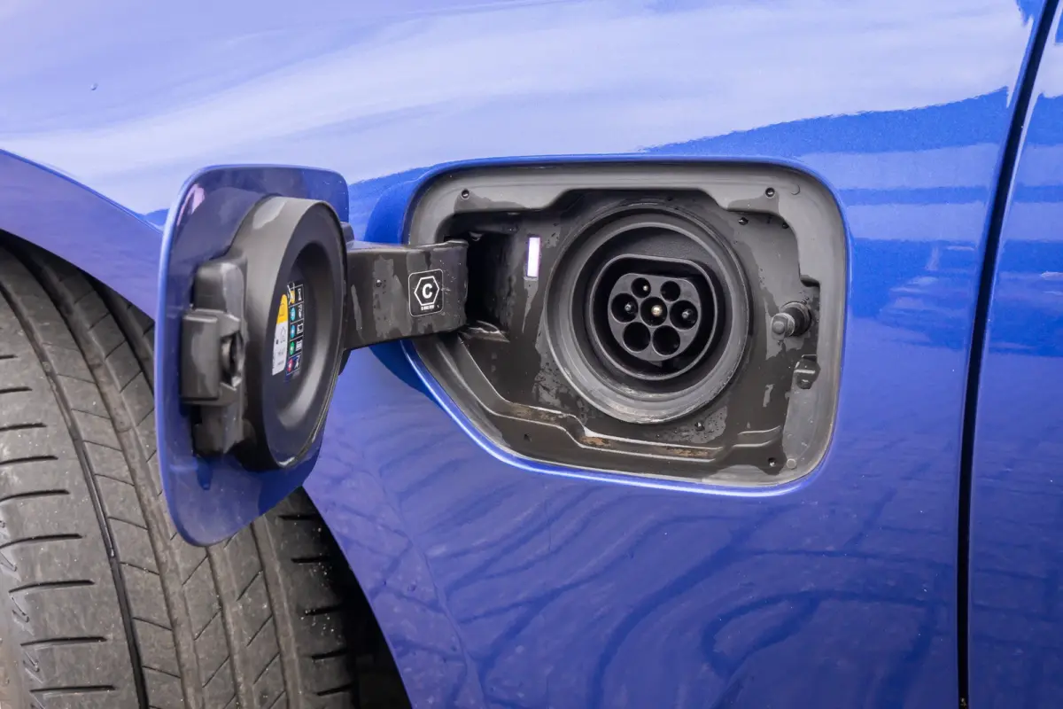 330e Business Edition Plus | M-pakket | Cruise adaptief | Laser LED | Stoel+stuur verwarming | Camera | Winterset | Elektrisch bedienbare achterklep | Apple Carplay/Android Auto | Achteruitr