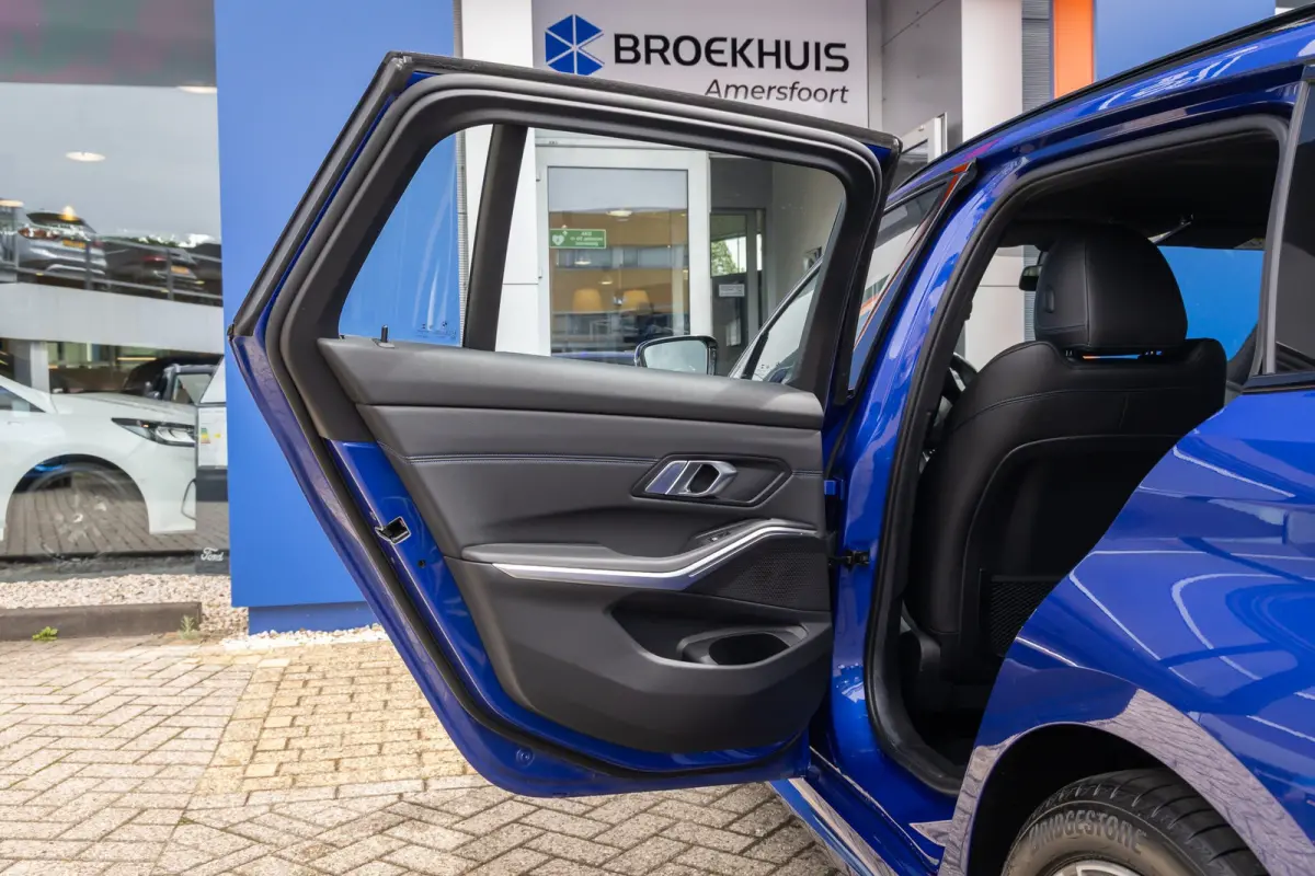 330e Business Edition Plus | M-pakket | Cruise adaptief | Laser LED | Stoel+stuur verwarming | Camera | Winterset | Elektrisch bedienbare achterklep | Apple Carplay/Android Auto | Achteruitr