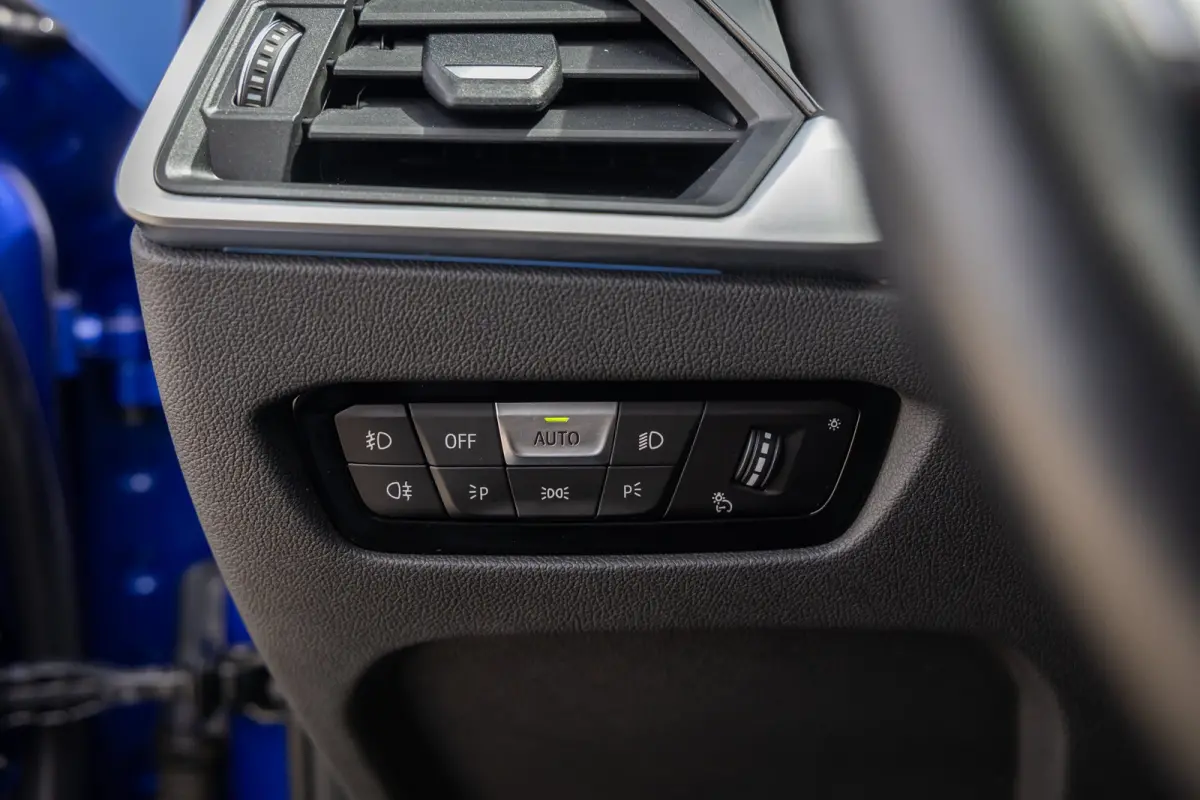 330e Business Edition Plus | M-pakket | Cruise adaptief | Laser LED | Stoel+stuur verwarming | Camera | Winterset | Elektrisch bedienbare achterklep | Apple Carplay/Android Auto | Achteruitr