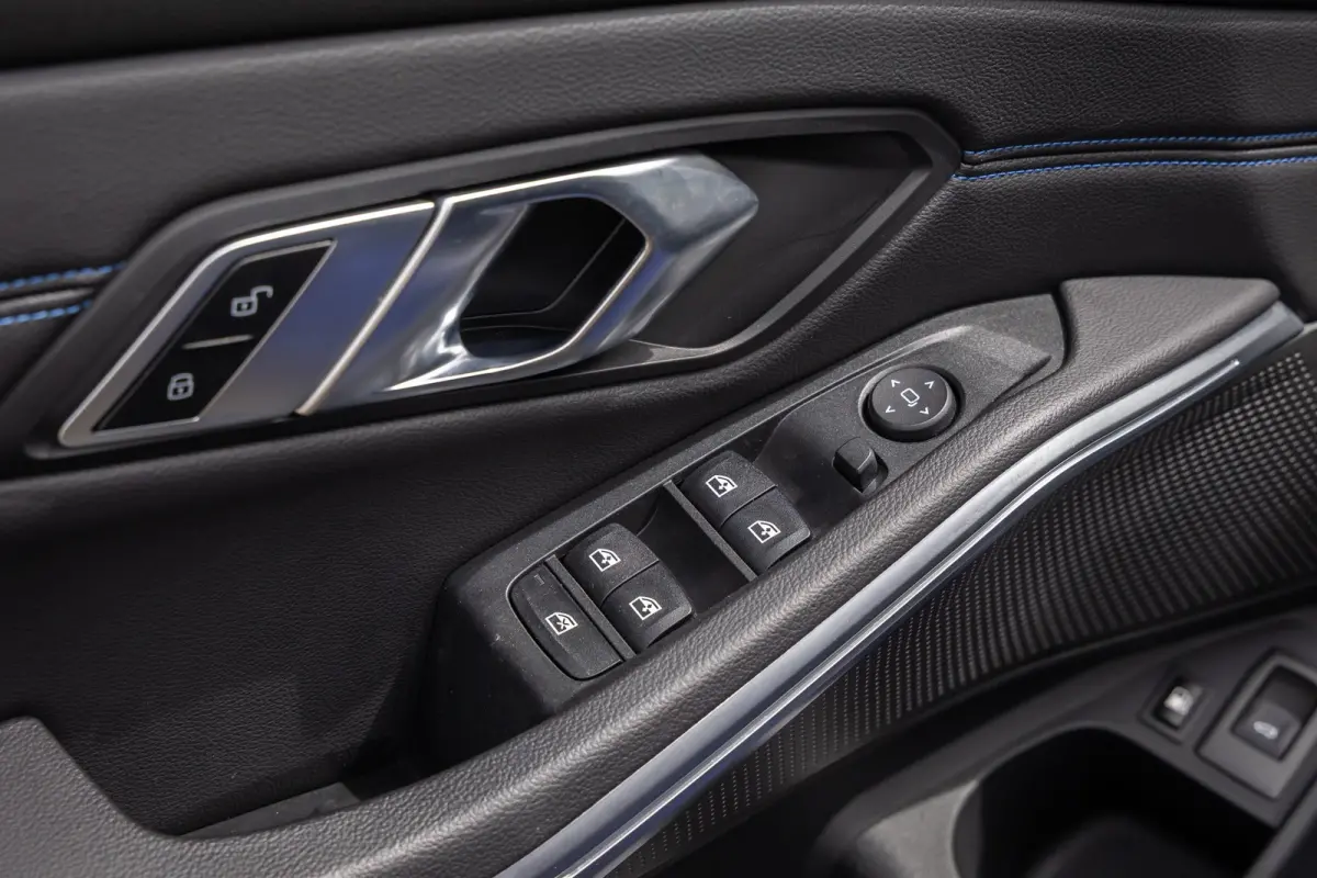 330e Business Edition Plus | M-pakket | Cruise adaptief | Laser LED | Stoel+stuur verwarming | Camera | Winterset | Elektrisch bedienbare achterklep | Apple Carplay/Android Auto | Achteruitr