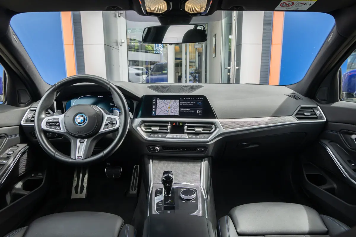 330e Business Edition Plus | M-pakket | Cruise adaptief | Laser LED | Stoel+stuur verwarming | Camera | Winterset | Elektrisch bedienbare achterklep | Apple Carplay/Android Auto | Achteruitr
