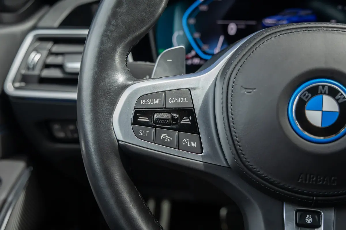 330e Business Edition Plus | M-pakket | Cruise adaptief | Laser LED | Stoel+stuur verwarming | Camera | Winterset | Elektrisch bedienbare achterklep | Apple Carplay/Android Auto | Achteruitr