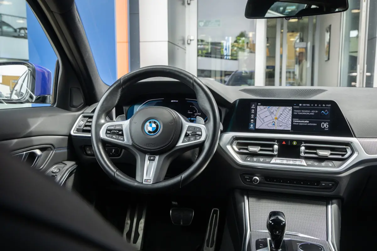 330e Business Edition Plus | M-pakket | Cruise adaptief | Laser LED | Stoel+stuur verwarming | Camera | Winterset | Elektrisch bedienbare achterklep | Apple Carplay/Android Auto | Achteruitr