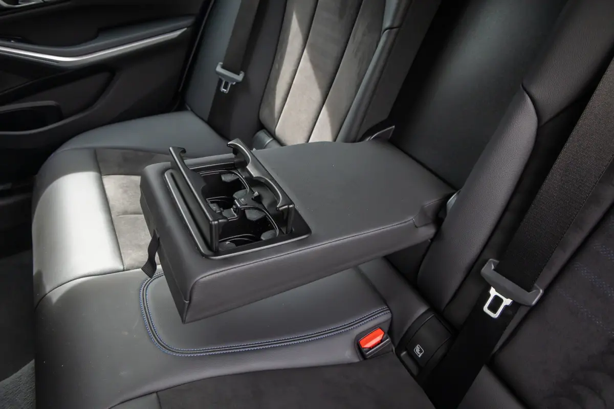 330e Business Edition Plus | M-pakket | Cruise adaptief | Laser LED | Stoel+stuur verwarming | Camera | Winterset | Elektrisch bedienbare achterklep | Apple Carplay/Android Auto | Achteruitr