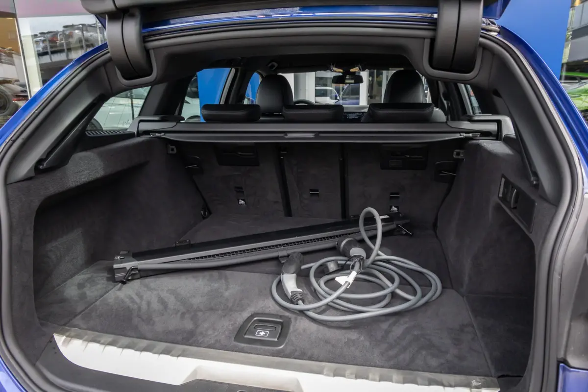 330e Business Edition Plus | M-pakket | Cruise adaptief | Laser LED | Stoel+stuur verwarming | Camera | Winterset | Elektrisch bedienbare achterklep | Apple Carplay/Android Auto | Achteruitr