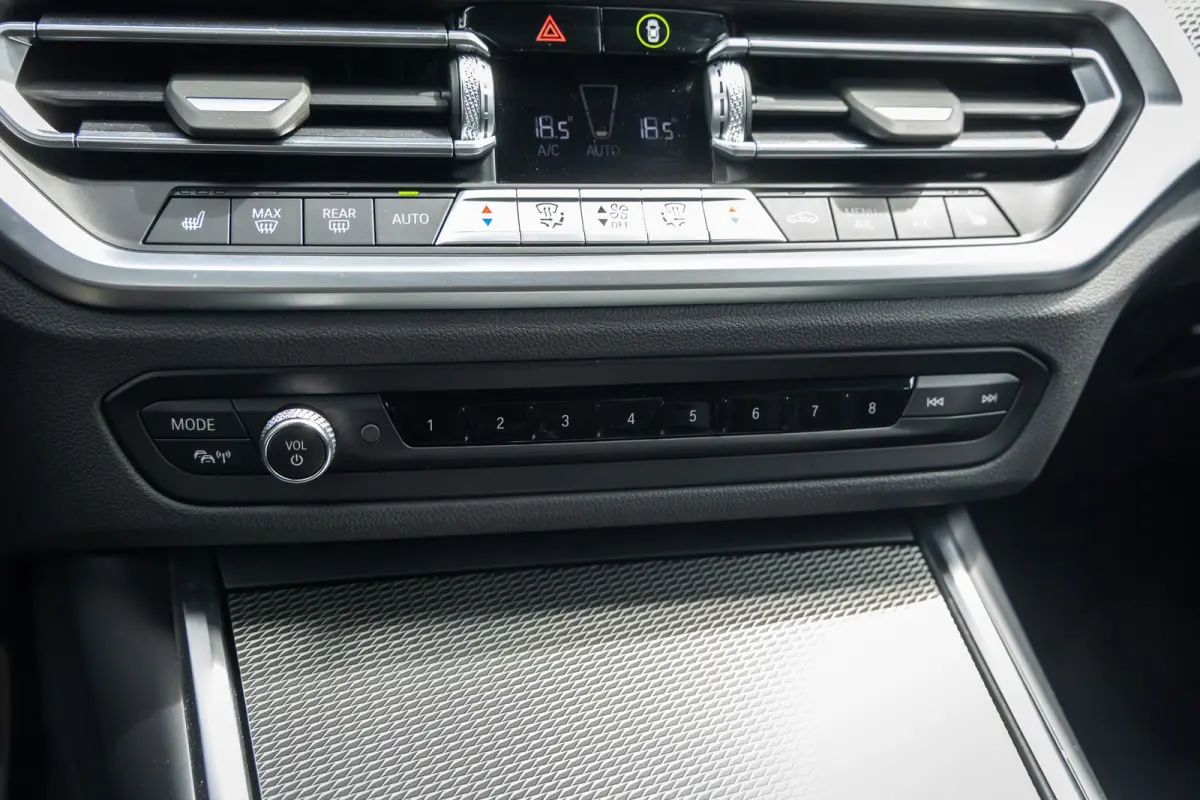 330e Business Edition Plus | M-pakket | Cruise adaptief | Laser LED | Stoel+stuur verwarming | Camera | Winterset | Elektrisch bedienbare achterklep | Apple Carplay/Android Auto | Achteruitr