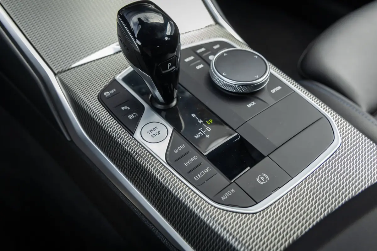 330e Business Edition Plus | M-pakket | Cruise adaptief | Laser LED | Stoel+stuur verwarming | Camera | Winterset | Elektrisch bedienbare achterklep | Apple Carplay/Android Auto | Achteruitr