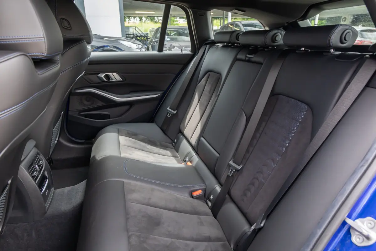 330e Business Edition Plus | M-pakket | Cruise adaptief | Laser LED | Stoel+stuur verwarming | Camera | Winterset | Elektrisch bedienbare achterklep | Apple Carplay/Android Auto | Achteruitr
