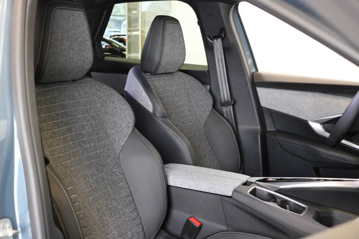 1.6 plug-in Hybrid 195 Allure | Navi | Cruise | LED | 19'' | Keyless | Camera | PDC V+A | Apple Carplay/Android |