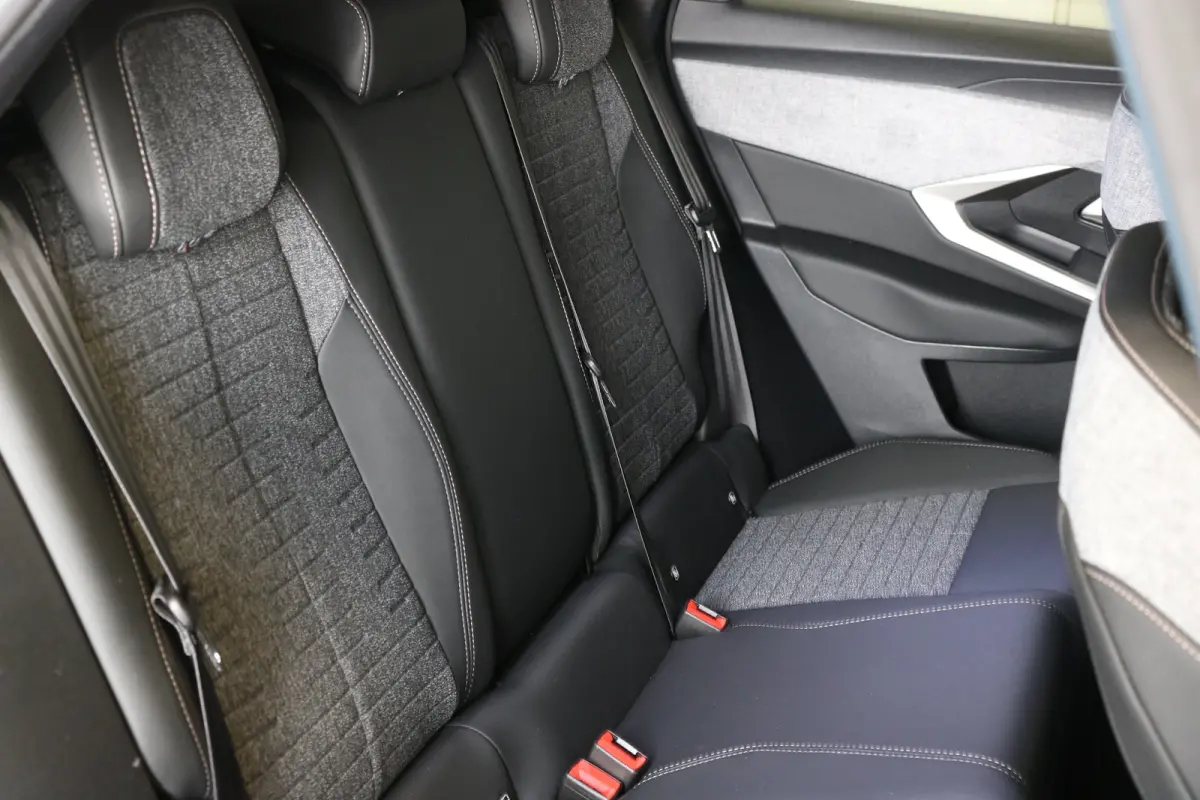 1.6 plug-in Hybrid 195 Allure | Navi | Cruise | LED | 19'' | Keyless | Camera | PDC V+A | Apple Carplay/Android |