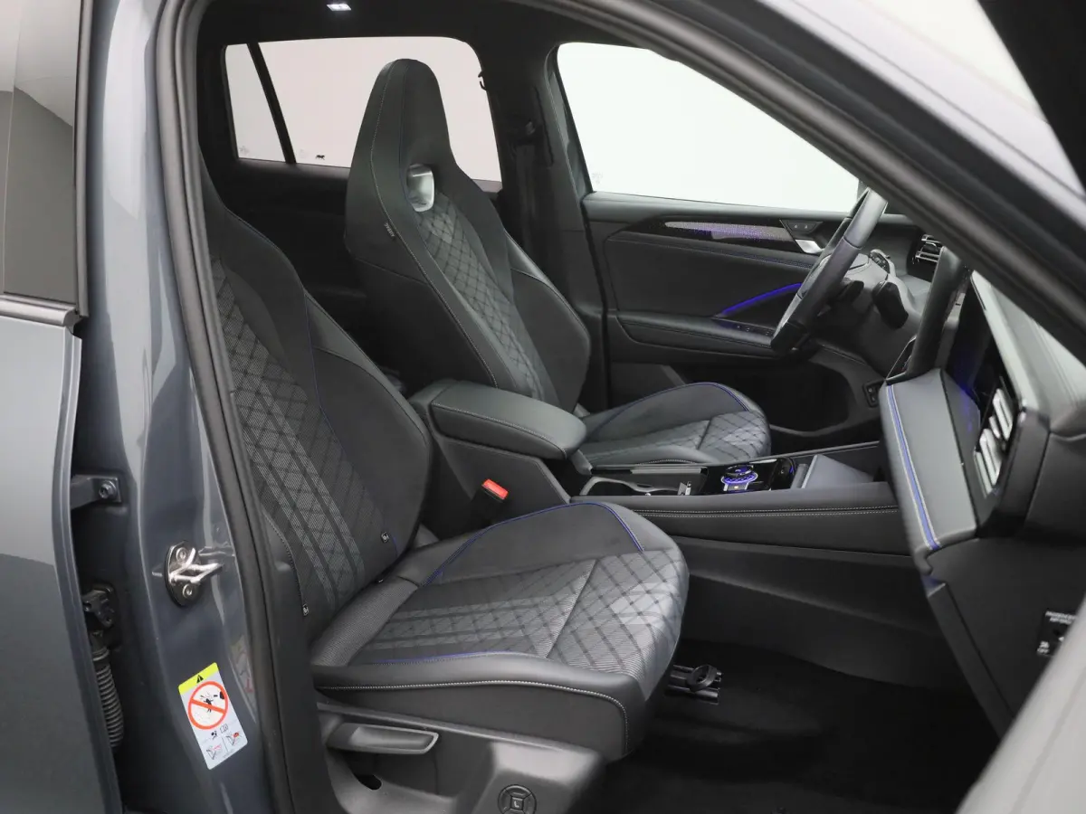 1.5 eHybrid R-Line Edition 204 PK| Origineel Nederlands | 1e Eigenaar | Navigatie | Achteruitrijcamera | Digitale Cockpit | Black Style | Dodehoekdetectie