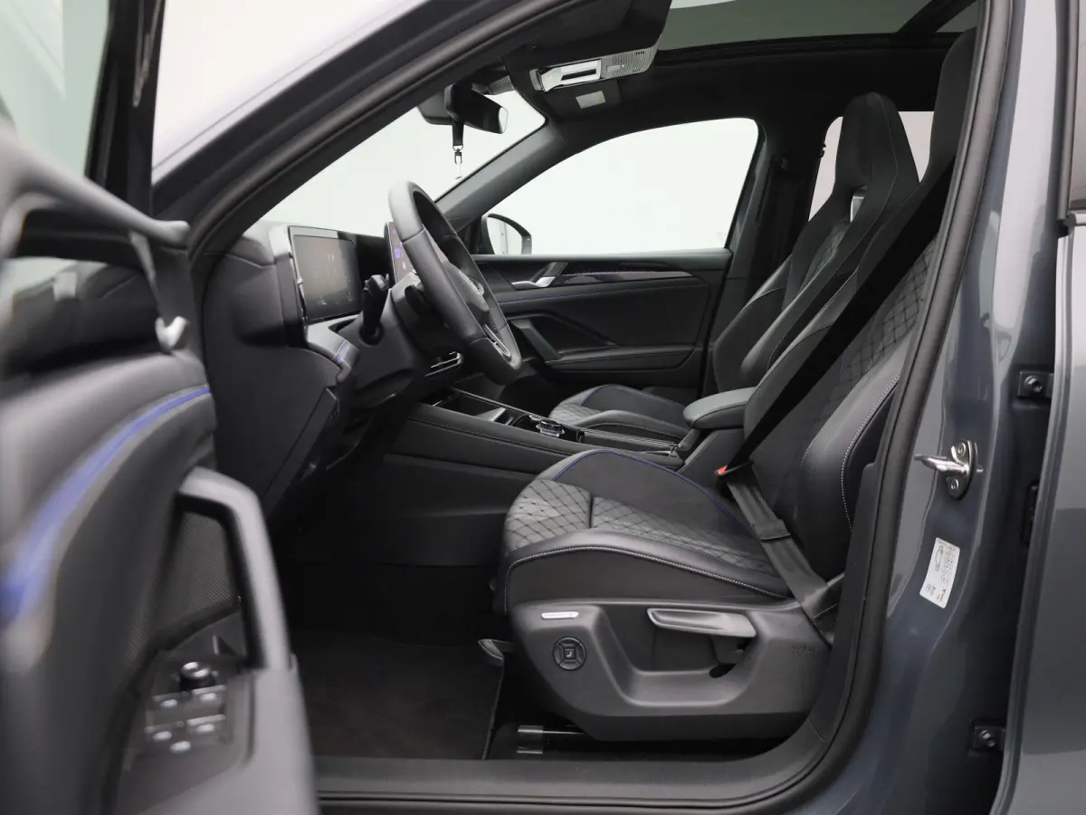 1.5 eHybrid R-Line Edition 204 PK| Origineel Nederlands | 1e Eigenaar | Panoramdak | Navigatie | Achteruitrijcamera | Achterklep Elektrisch | Stoelverwarming | Stuurwielverwarming