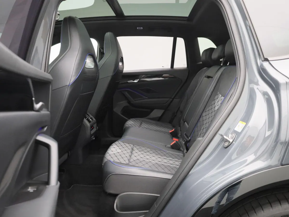 1.5 eHybrid R-Line Edition 204 PK| Origineel Nederlands | 1e Eigenaar | Panoramdak | Navigatie | Achteruitrijcamera | Achterklep Elektrisch | Stoelverwarming | Stuurwielverwarming