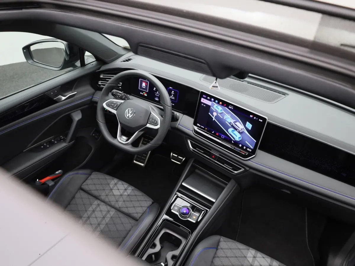 1.5 eHybrid R-Line Edition 204 PK| Origineel Nederlands | 1e Eigenaar | Panoramdak | Navigatie | Achteruitrijcamera | Achterklep Elektrisch | Stoelverwarming | Stuurwielverwarming