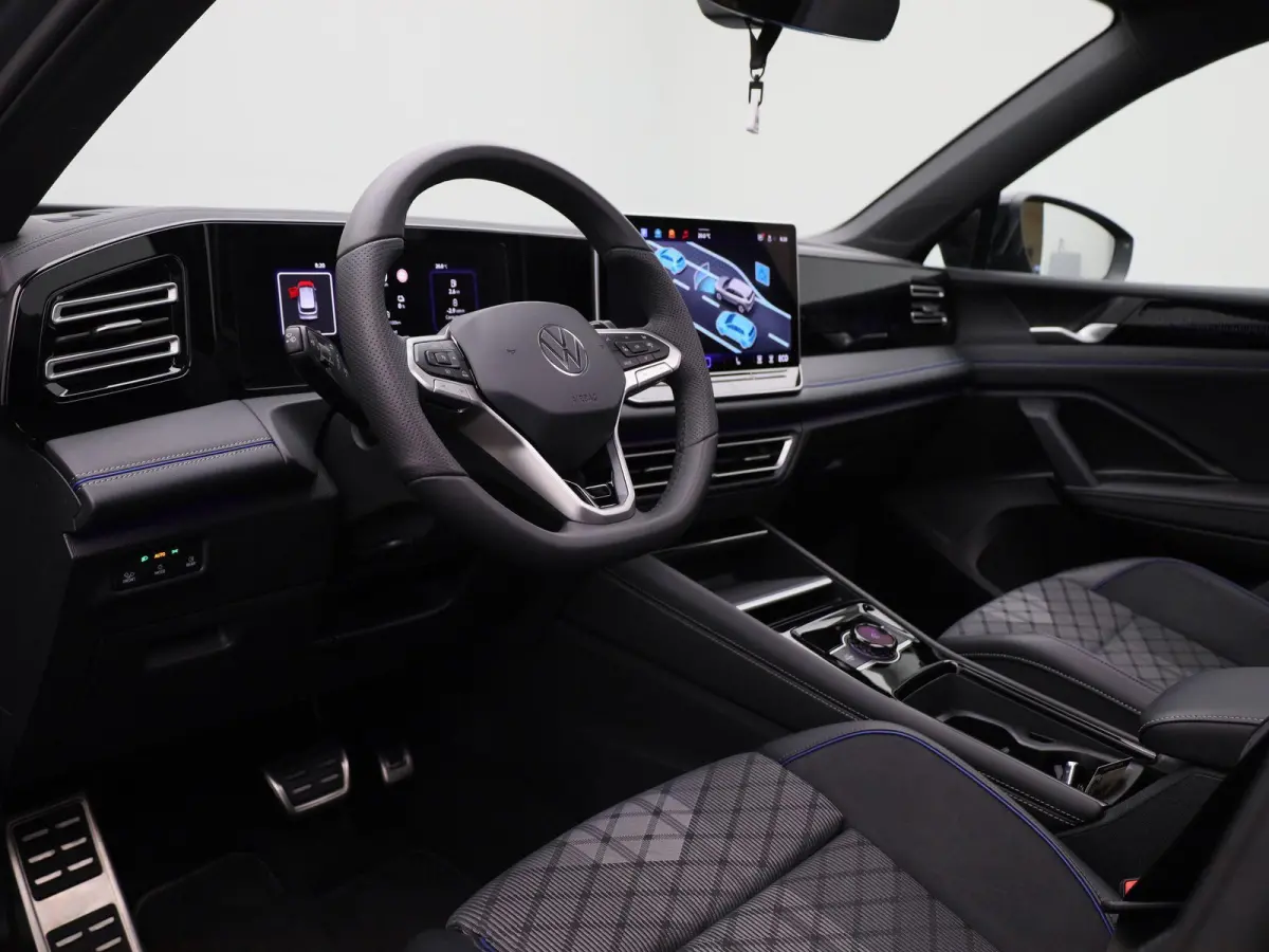 1.5 eHybrid R-Line Edition 204 PK| Origineel Nederlands | 1e Eigenaar | Panoramdak | Navigatie | Achteruitrijcamera | Achterklep Elektrisch | Stoelverwarming | Stuurwielverwarming