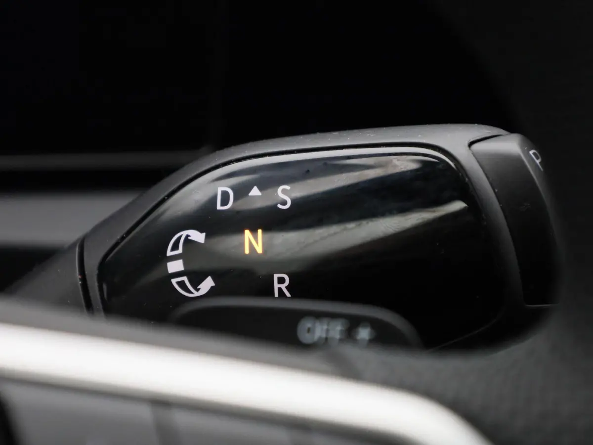1.5 eHybrid R-Line Edition 204 PK| Origineel Nederlands | 1e Eigenaar | Panoramdak | Navigatie | Achteruitrijcamera | Achterklep Elektrisch | Stoelverwarming | Stuurwielverwarming