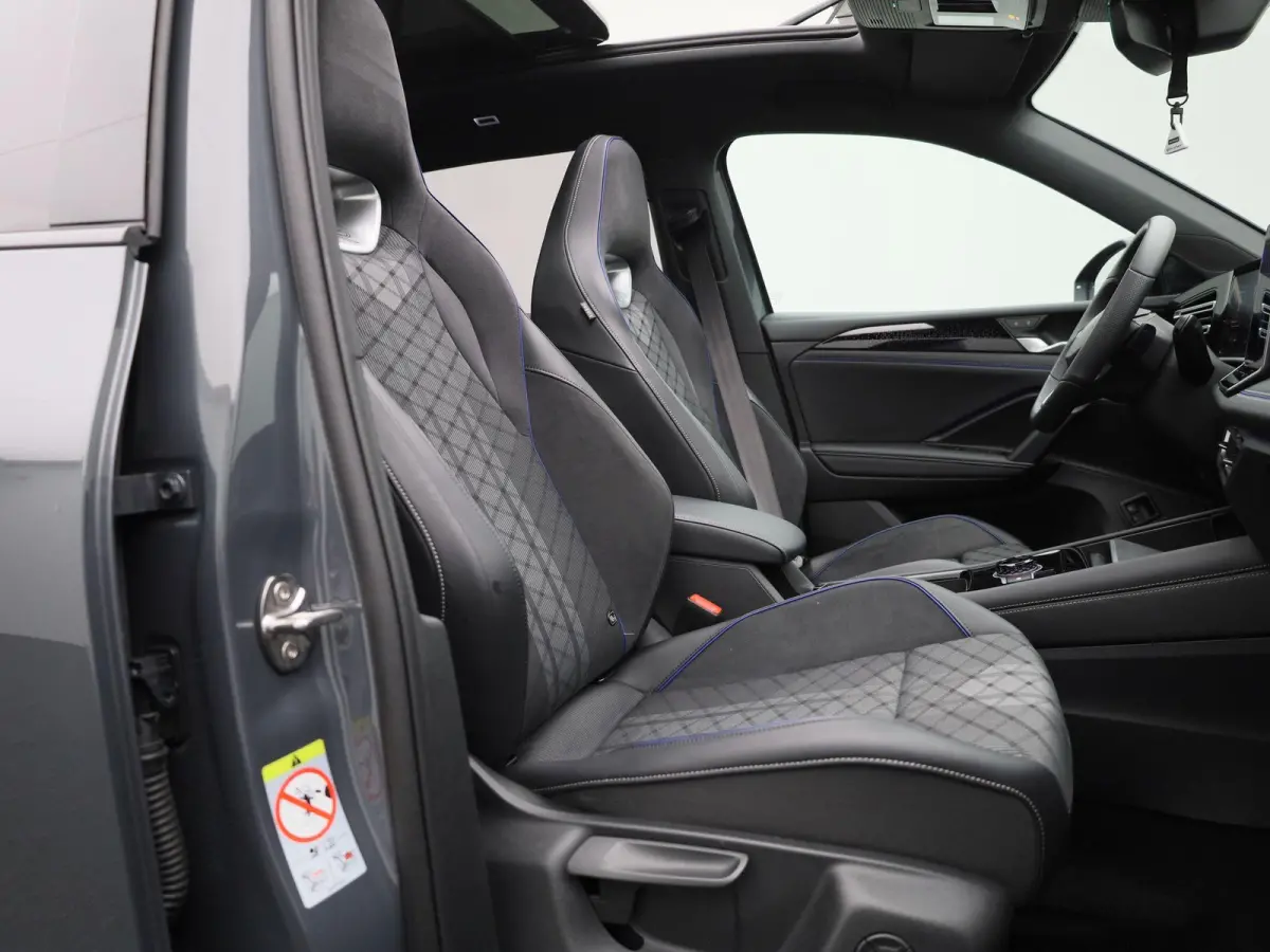 1.5 eHybrid R-Line Edition 204 PK| Origineel Nederlands | 1e Eigenaar | Panoramdak | Navigatie | Achteruitrijcamera | Achterklep Elektrisch | Stoelverwarming | Stuurwielverwarming
