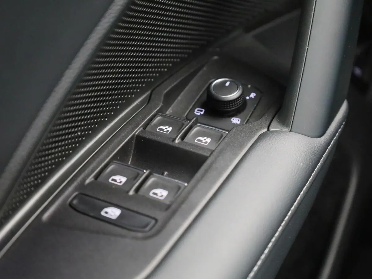 1.5 eHybrid R-Line Edition 204 PK| Origineel Nederlands | 1e Eigenaar | Panoramdak | Navigatie | Achteruitrijcamera | Achterklep Elektrisch | Stoelverwarming | Stuurwielverwarming