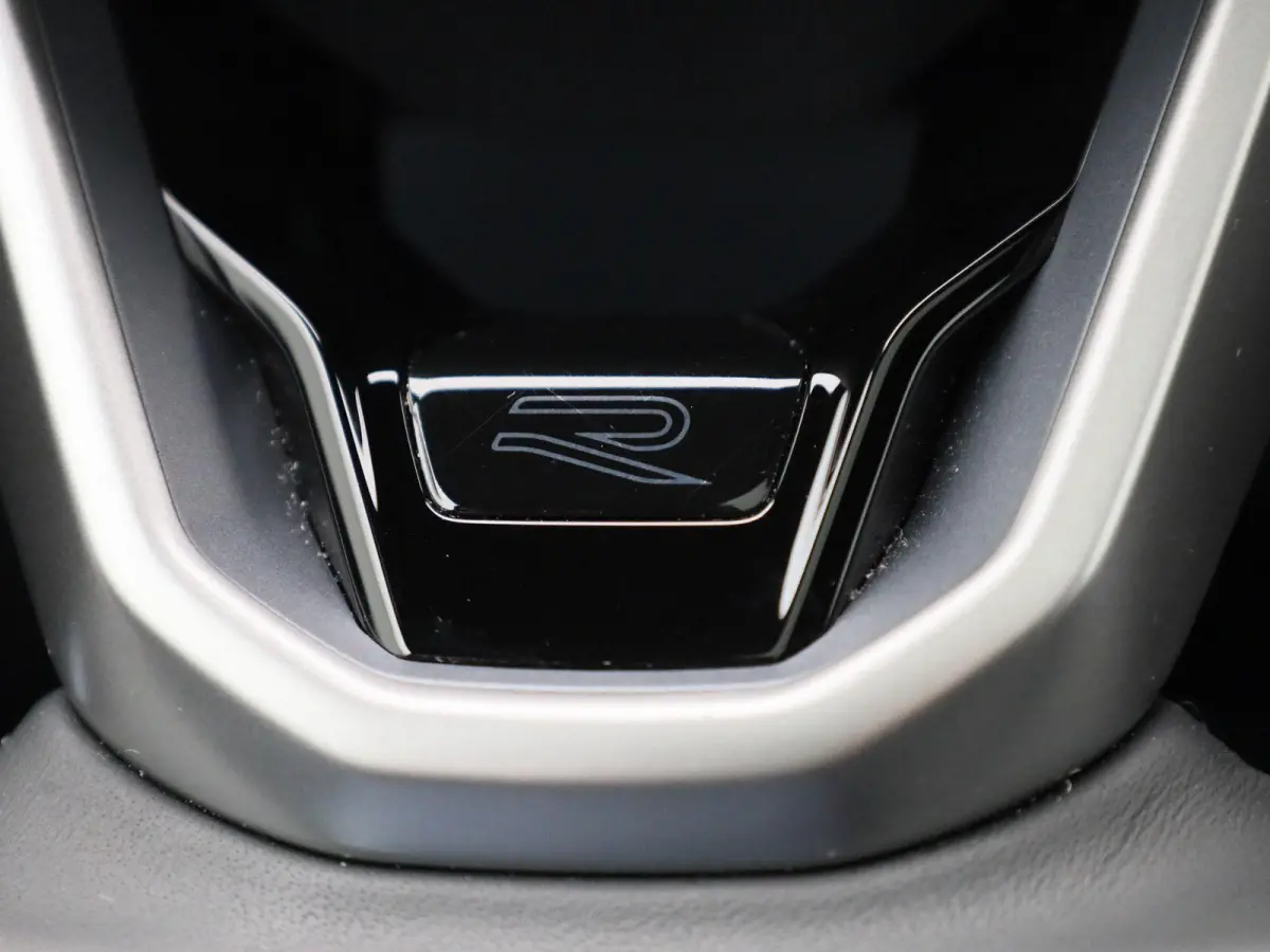 1.5 eHybrid R-Line Edition 204 PK| Origineel Nederlands | 1e Eigenaar | Panoramdak | Navigatie | Achteruitrijcamera | Achterklep Elektrisch | Stoelverwarming | Stuurwielverwarming