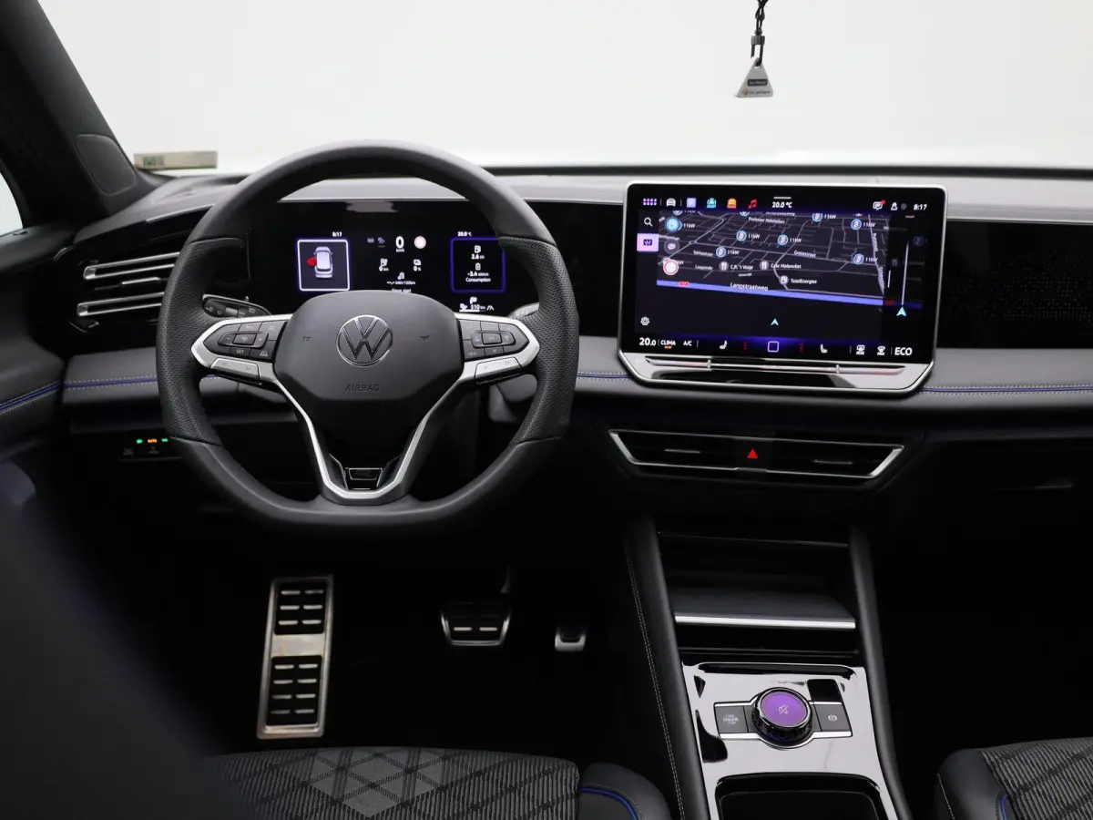 1.5 eHybrid R-Line Edition 204 PK| Origineel Nederlands | 1e Eigenaar | Panoramdak | Navigatie | Achteruitrijcamera | Achterklep Elektrisch | Stoelverwarming | Stuurwielverwarming